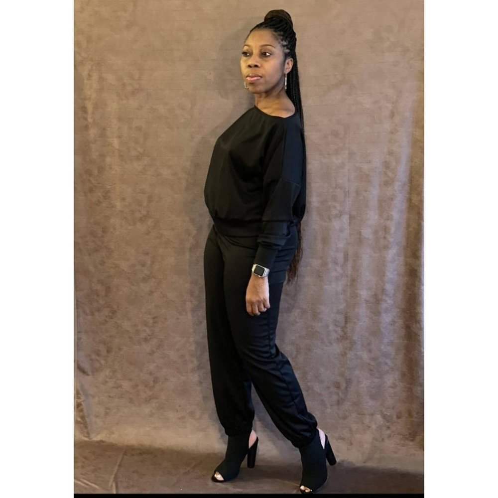 (NWT)  Chic Two-Piece Jogger Set - Black